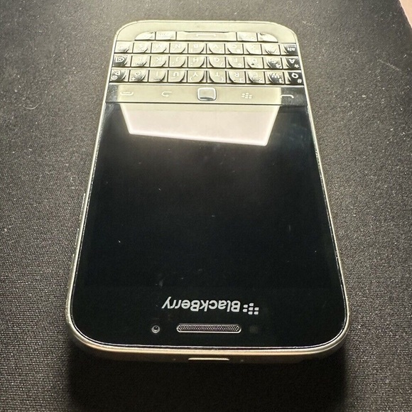 BlackBerry Classic (Bell) - Picture 2 of 6